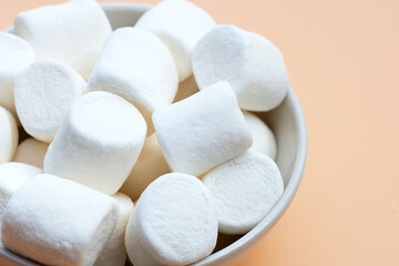 Fototapeta na wymiar Delicious fluffy round marshmallows, White candy