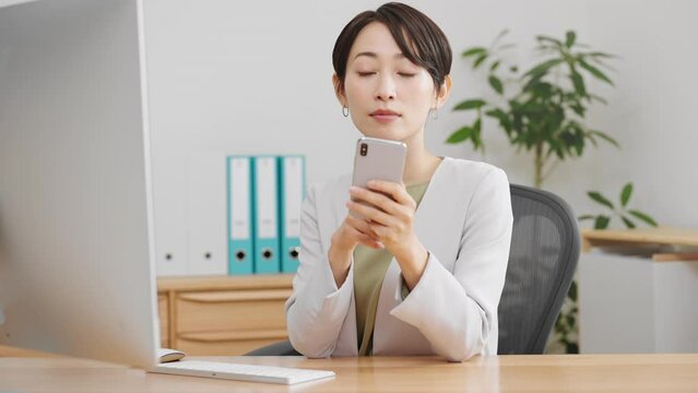 スマートフォンを操作する若い女性