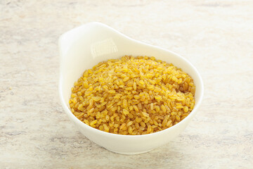 Raw bulgur in the bowl