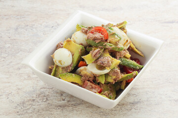 Salad with tuna and avocado