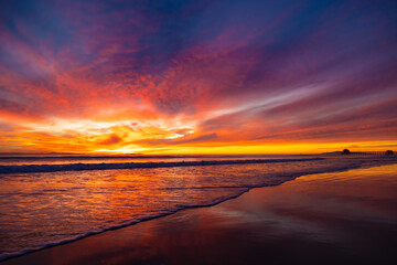 Fototapeta na wymiar Winter sunset beach wave