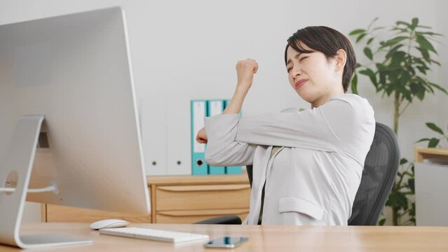 ストレッチをする若いビジネスウーマン