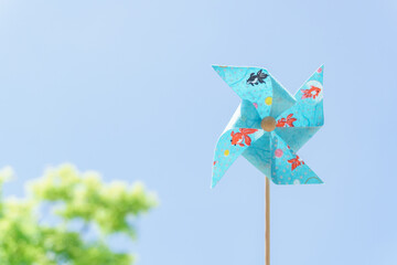 金魚柄の千代紙のかざぐるまと新緑のもみじと青空