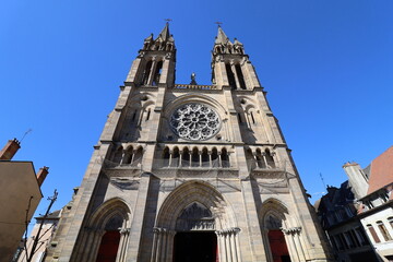 Fototapeta na wymiar L'église du sacré coeur, de style néo gothique, construite au 19eme siecle, vue de l'extérieur, département de l'Allier, France