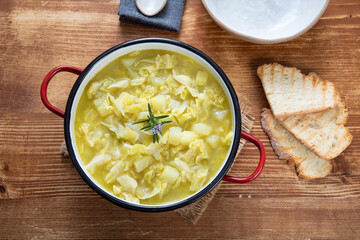 zuppa di cavolo verza e patate - 501055425