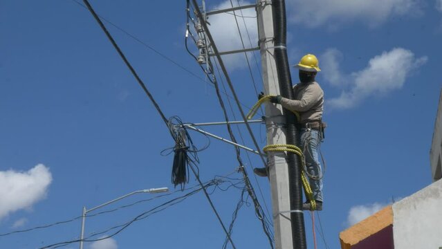 Trabjador poste electrico 3