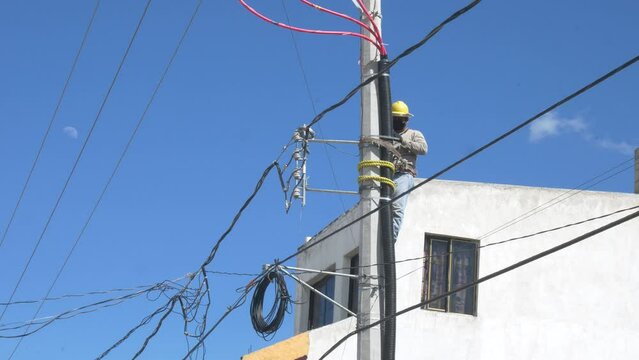 Trabjador poste electrico 1