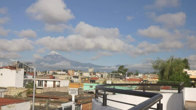 Horizonte de cholula Popocatepetl iztaccihuatl cielo nublado Timelapse