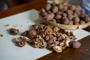 クルミの実を取り出す様子