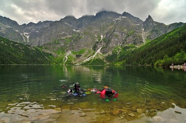 diving lessens  in mountain lake