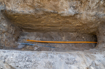 Baustelle mit Rohren im Tiefbau im Baubereich. Versorgung für Gas, Glasfaser, Kabelkanal