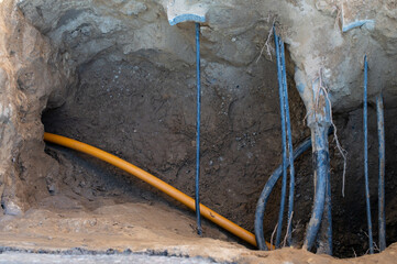 Baustelle mit Rohren im Tiefbau im Baubereich. Versorgung für Gas, Glasfaser, Kabelkanal