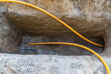 Baustelle mit Rohren im Tiefbau im Baubereich. Versorgung für Gas, Glasfaser, Kabelkanal