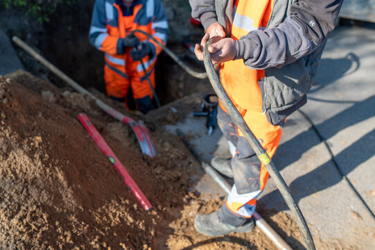 Arbeiter verlegt Anschluss f&uuml;r Gas, Gas Kabel f&uuml;r Hausanschluss