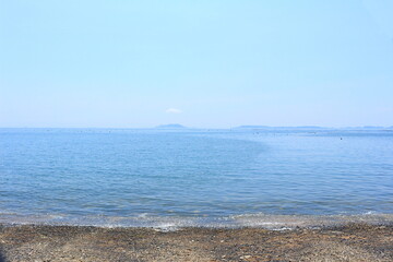 穏やかな瀬戸内海と遠くに見える島