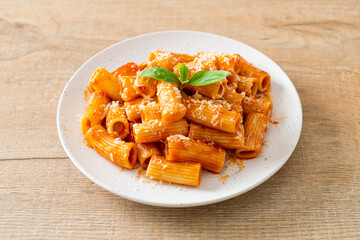 Rigatoni pasta with tomato sauce and cheese