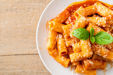 Rigatoni pasta with tomato sauce and cheese