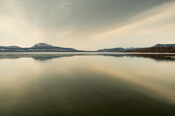 Obraz premium 湖に映る雲。日本の北海道の屈斜路湖。
