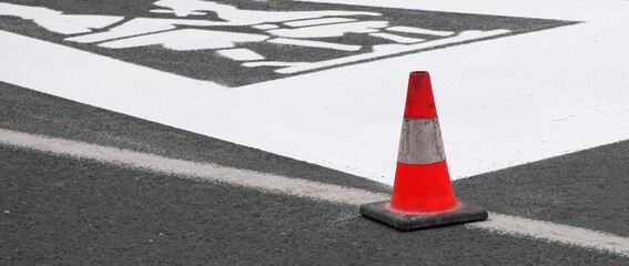 Signalisation routière marquant le danger et invitant à la prudence devant des enfants qui...