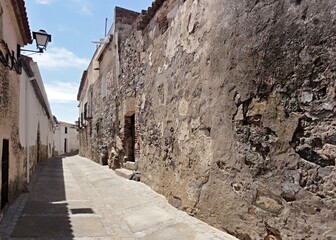 Fototapeta na wymiar Typical, traditional narrow roads in Magacela, Extremadura village - Spain 