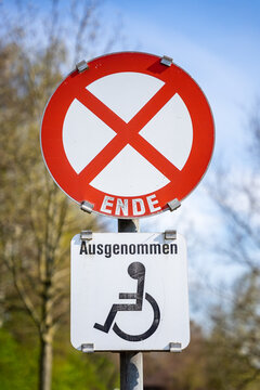 Ein Parken Verbots Schild ausgenommen Beeintr&auml;chtigte Personen. Natur, Baum.
