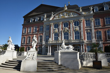 Sculptures baroques du palais du Prince-Electeur à Trèves. Allemagne