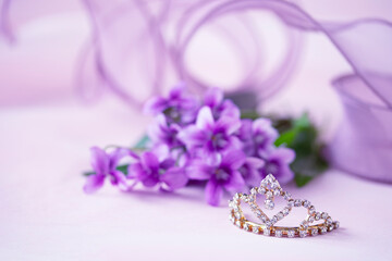 ティアラと可愛いスミレの花束と紫のリボン（オーガンジー背景）