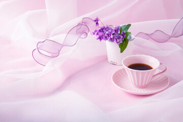 Fototapeta na wymiar コーヒーと紫のリボンとロマンチックなスミレのアレンジメント（オーガンジー、ピンクバック）