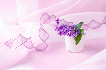 紫のリボンとロマンチックなスミレのアレンジメント（オーガンジー、ピンクバック）