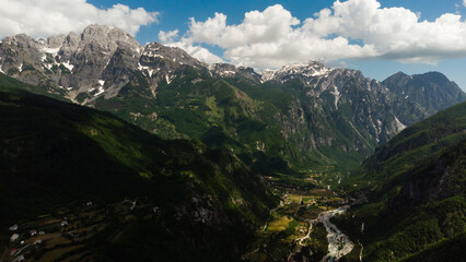Obraz premium Mountain peak scenery in the clouds