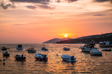 Sonnenuntergang Panorama in Kroatien Insel Hvar. Ausblick auf Meer , Berge und Boote. Schönen...