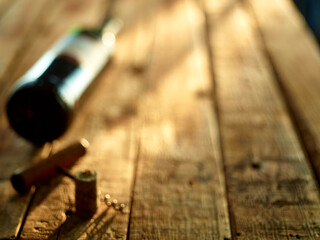 Fototapeta na wymiar Weinflasche auf Holzplatte rustikal mit Perspektive