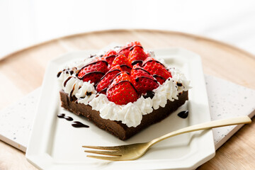 苺のケーキとチョコソース