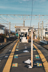 Naklejka premium 田舎の駅で電車を待つ人