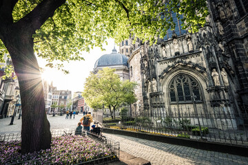 Aachener Straße mit Dom mit Menschen
