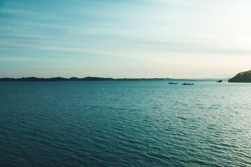 田舎の車窓から見える海