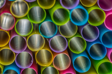 bunte grüne, gelbe rote Strohhalme