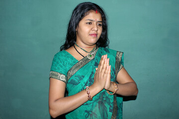 indian women prayer gesture