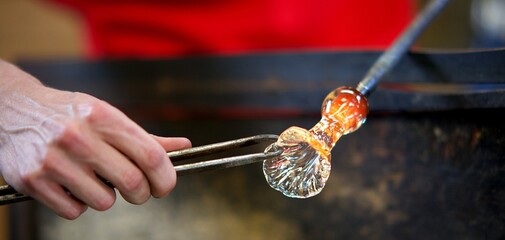 Souffleur de verre - pincette travail de la mati&egrave;re