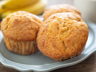 バナナマフィンとバナナとコーヒーカップ