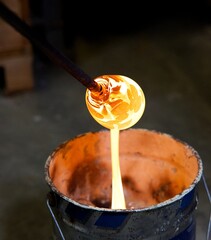 Souffleur de verre - verre en fusion fluide liquide - chaleur brulant coloré orange