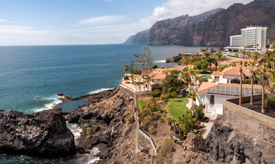 Fototapeta na wymiar Vista panorámica de los acantilados, y complejos turísticos en Los Gigantes, Tenerife, Islas Canarias, España 