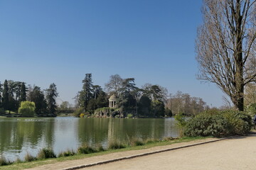 Temple de l'Amour, lac Daumesnil, bois de Vincennes. Paysage romantique. Paris.