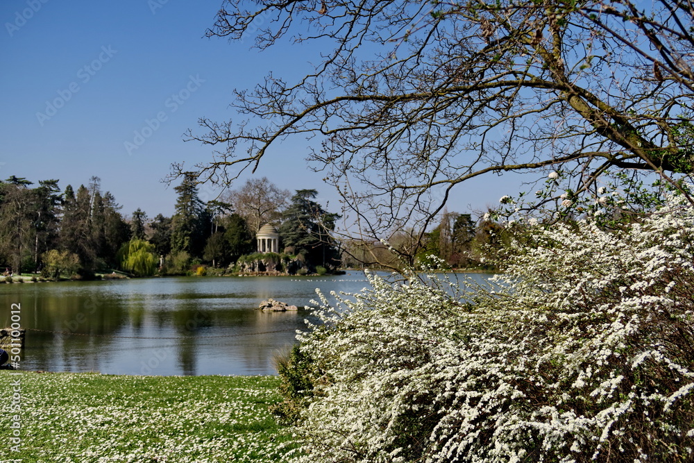 Wall mural temple de l'amour, lac daumesnil, bois de vincennes. paysage romantique. paris.