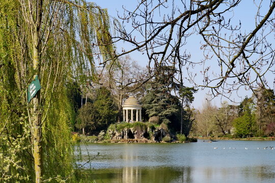 Temple de l'Amour, lac Daumesnil, bois de Vincennes. Paysage romantique. Paris.