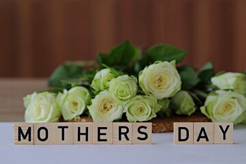 Zielone róże dla mamy z napisem po angielsku Mother's day na ciemnym tle - obrazy, fototapety, plakaty