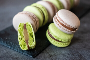 Macarons zwei Sorten mit Anschnitt von innen