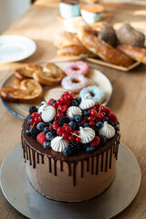 Schoko Buttercreme Torte mit frischen Beeren Drip Cake