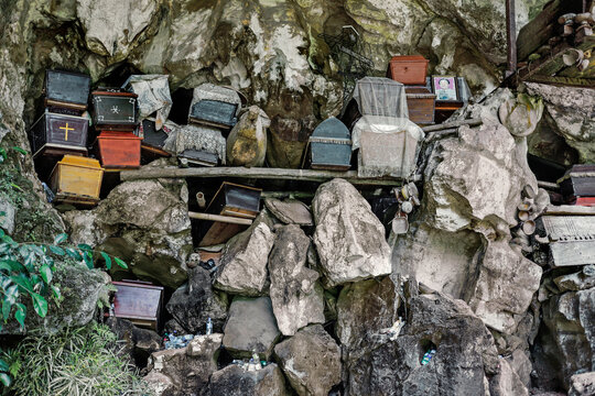 Coffins hung high up for more status at Londa caves, south of Rantepao city, Londa, Rantepao, Toraja, South Sulawesi, Indonesia