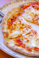 焼き立てで熱々のマルゲリータピザ